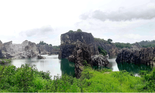 ഖനനമില്ലാത്ത ക്വാറികൾ അപകടക്കെണി