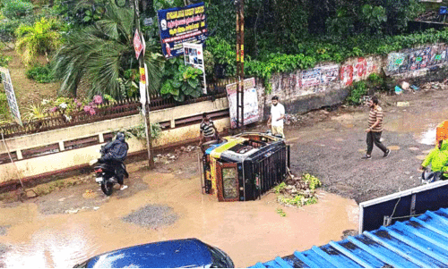 ചെങ്കവിളയില്‍ റോഡ്​ തകർച്ചയിൽ; ഓട്ടോ കുഴിയിലേക്ക്​ മറിഞ്ഞ് യാത്രികര്‍ക്ക് പരിക്ക്