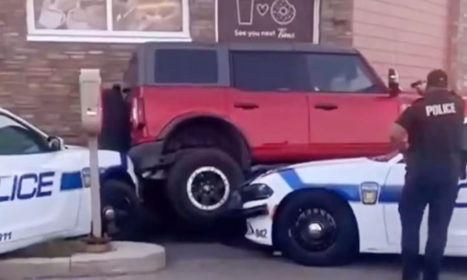 പൊലീസ് വാഹനത്തിനു മുകളിലൂടെ കാർ ഓടിക്കാൻ ശ്രമം: ഇന്ത്യൻ യുവാവ് അറസ്റ്റിൽ -വിഡിയോ