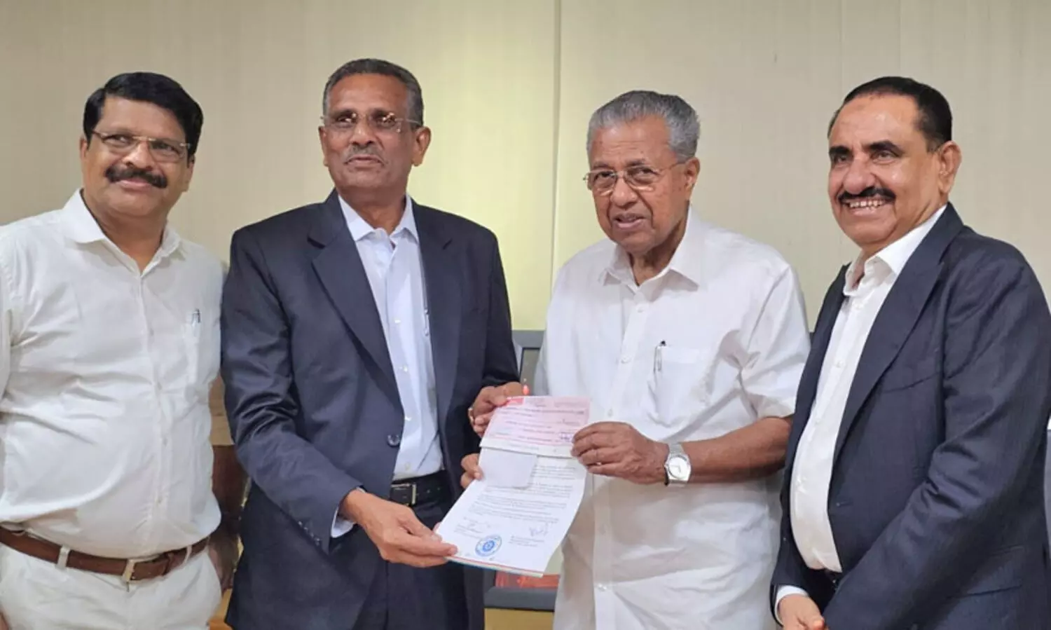 വയനാട് ദുരന്തം; സഫാരി ഗ്രൂപ്പ് ഒരു കോടി നൽകി