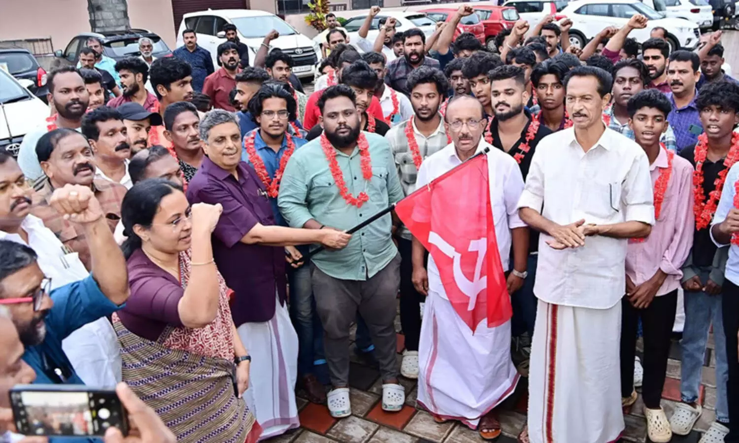 സി.പി.എമ്മിൽ ചേർന്ന കാപ്പ കേസ് പ്രതി ഡി.വൈ.എഫ്.ഐക്കാരന്റെ തല അടിച്ചു തകർത്തു