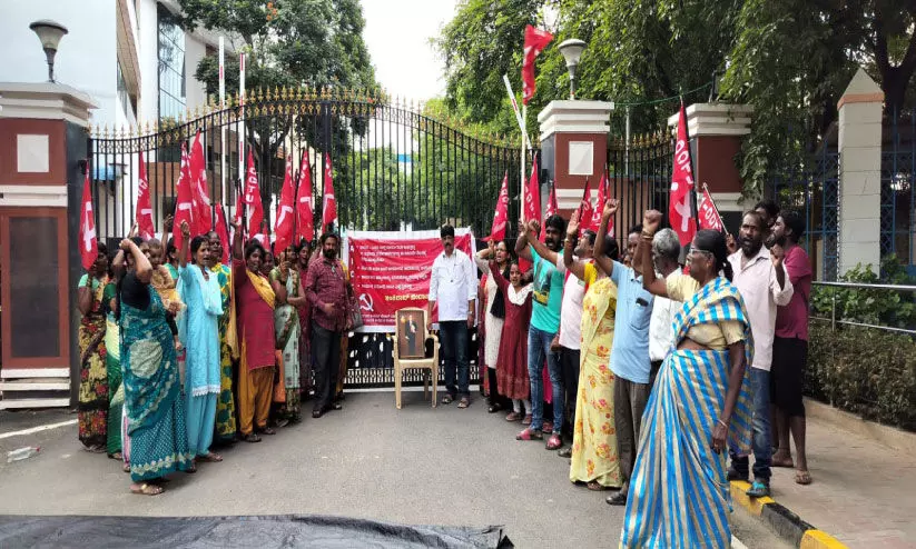 ഡി.​ആ​ർ.​ഡി.​ഒ​ക്ക് മു​ന്നി​ൽ ശു​ചീ​ക​ര​ണ തൊ​ഴി​ലാ​ളി​ക​ളു​ടെ അ​നി​ശ്ചി​ത​കാ​ല സ​മ​രം