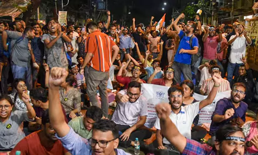 കൊൽക്കത്ത ബലാത്സംഗക്കൊല: പൊലീസ് പണം നൽകി കേസ് ഒതുക്കാൻ ശ്രമിച്ചുവെന്ന് പെൺകുട്ടിയുടെ പിതാവ് കൊൽക്കത്ത ബലാത്സംഗക്കൊല: പൊലീസ് പണം നൽകി കേസ് ഒതുക്കാൻ ശ്രമിച്ചുവെന്ന് പെൺകുട്ടിയുടെ പിതാവ്