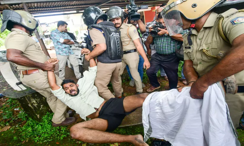 യൂ​ത്ത് കോ​ൺ​ഗ്ര​സ് എ​സ്.​പി ഓ​ഫി​സ് മാ​ർ​ച്ചി​ൽ സം​ഘ​ർ​ഷം