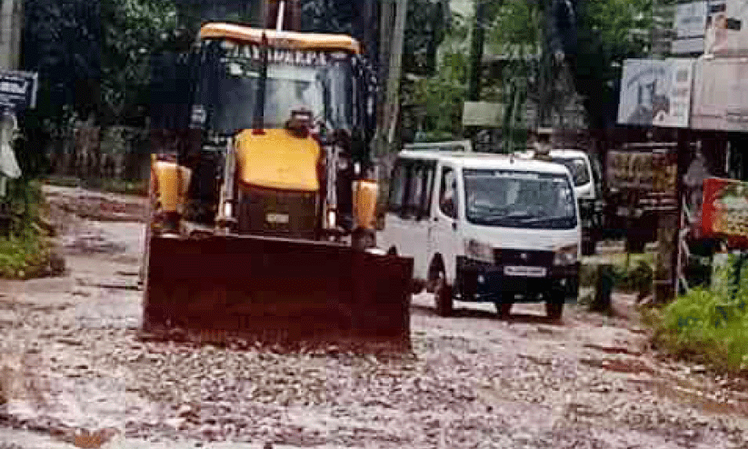 വിവാദങ്ങൾക്കിടെ കൊയ്യം റോഡിൽ കുഴിയടക്കൽ