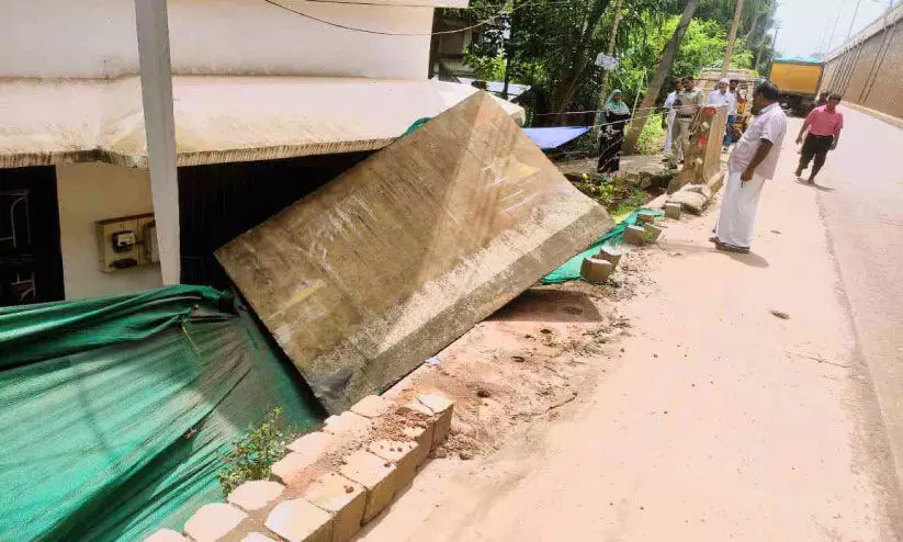 ചേ​ലേ​മ്പ്ര​യി​ൽ ലോ​റി​യി​ടി​ച്ച് കോ​ൺ​ക്രീ​റ്റ് ബാ​രി​ക്കേ​ഡ് മ​റി​ഞ്ഞു​വീ​ണ് വീ​ടി​ന് നാ​ശം