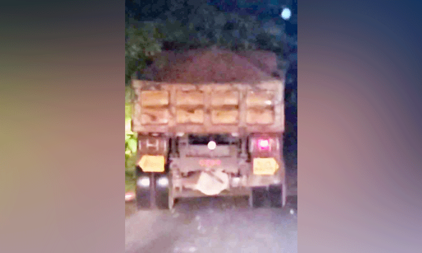 ചാത്തന്നൂർ പൊലീസ്​ സ്​റ്റേഷന്‍റെ മുന്നിലൂടെ ’മണ്ണൊഴുക്ക്​’