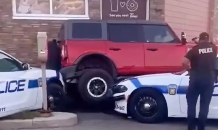 പൊലീസ് വാഹനത്തിനു മുകളിലൂടെ കാർ ഓടിക്കാൻ ശ്രമം: ഇന്ത്യൻ യുവാവ് അറസ്റ്റിൽ -വിഡിയോ