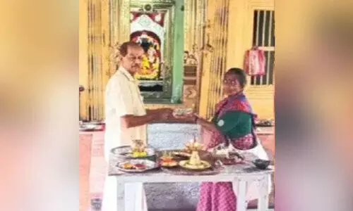 യാചിച്ചു കിട്ടിയ 1.16 ലക്ഷം ക്ഷേത്രത്തിന് കൈമാറി വയോധിക യാചിച്ചു കിട്ടിയ 1.16 ലക്ഷം ക്ഷേത്രത്തിന് കൈമാറി വയോധിക