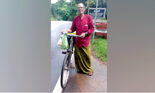 പത്രമെത്തിക്കാൻ 62ലും സൈക്കിൾ ചവിട്ടി ‘മാധ്യമം ആലിക്കുട്ടി’