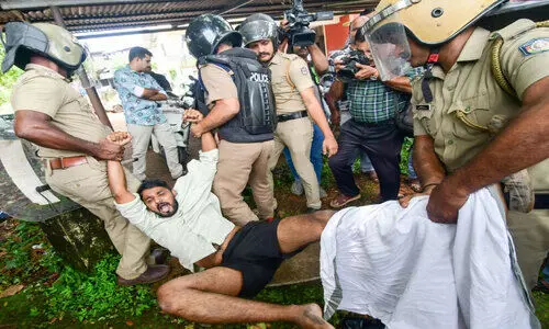 യൂ​ത്ത് കോ​ൺ​ഗ്ര​സ് എ​സ്.​പി ഓ​ഫി​സ് മാ​ർ​ച്ചി​ൽ സം​ഘ​ർ​ഷം