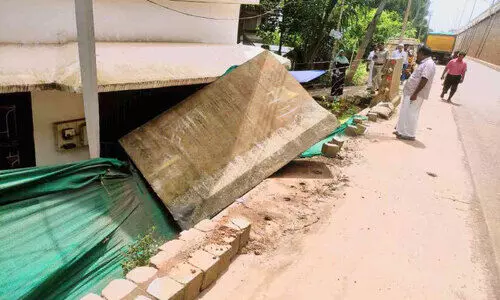 ചേ​ലേ​മ്പ്ര​യി​ൽ ലോ​റി​യി​ടി​ച്ച് കോ​ൺ​ക്രീ​റ്റ് ബാ​രി​ക്കേ​ഡ് മ​റി​ഞ്ഞു​വീ​ണ് വീ​ടി​ന് നാ​ശം