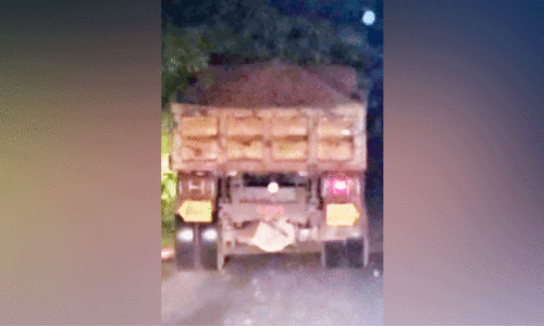 ചാത്തന്നൂർ പൊലീസ്​ സ്​റ്റേഷന്‍റെ മുന്നിലൂടെ ’മണ്ണൊഴുക്ക്​’