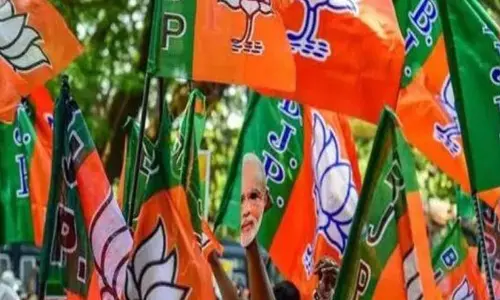 തൃശൂരില്‍ വൈദികന്‍ ബി.ജെ.പിയില്‍ ചേര്‍ന്നു; തിയറ്റര്‍ ഉടമ ഡോ. ഗിരിജയും അംഗത്വം സ്വീകരിച്ചു