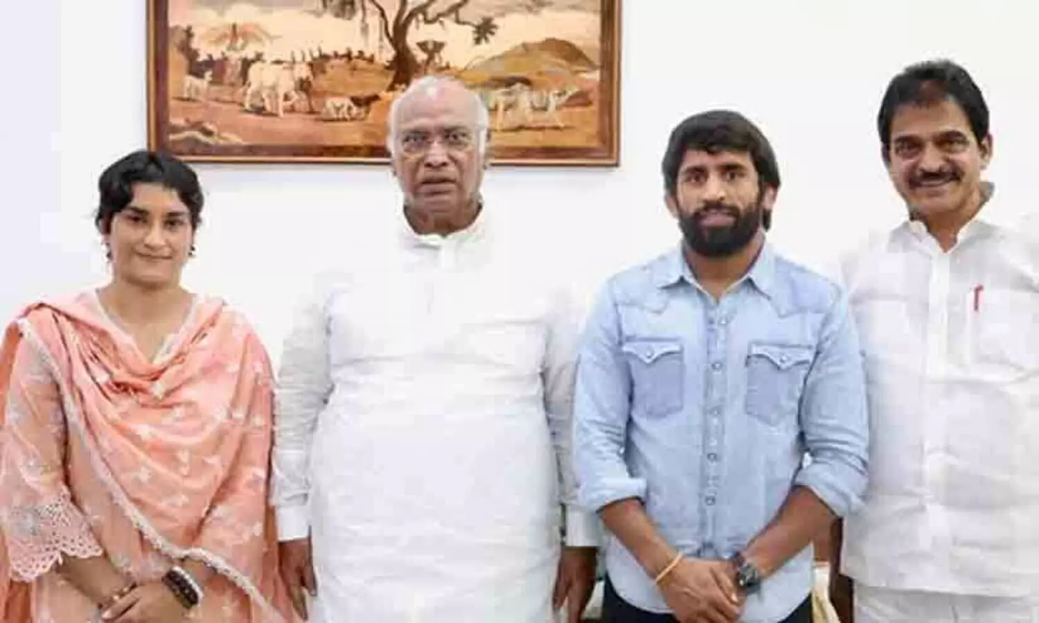 വിനേഷ് ഫോഗട്ടും ബജ്‌രംഗ് പുനിയയും കോൺഗ്രസിൽ ചേർന്നു; തെരഞ്ഞെടുപ്പിൽ മത്സരിച്ചേക്കും