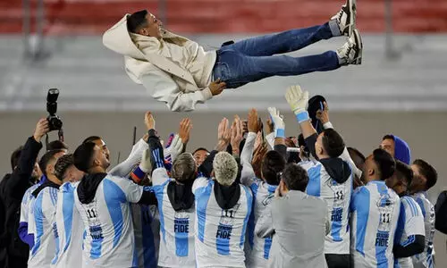 മാലാഖയെ ആകാശത്തേക്കുയർത്തി സഹതാരങ്ങൾ; അർജന്റീന ഇതിഹാസത്തിന് ഹൃദയംതൊടുന്ന യാത്രയയപ്പ്