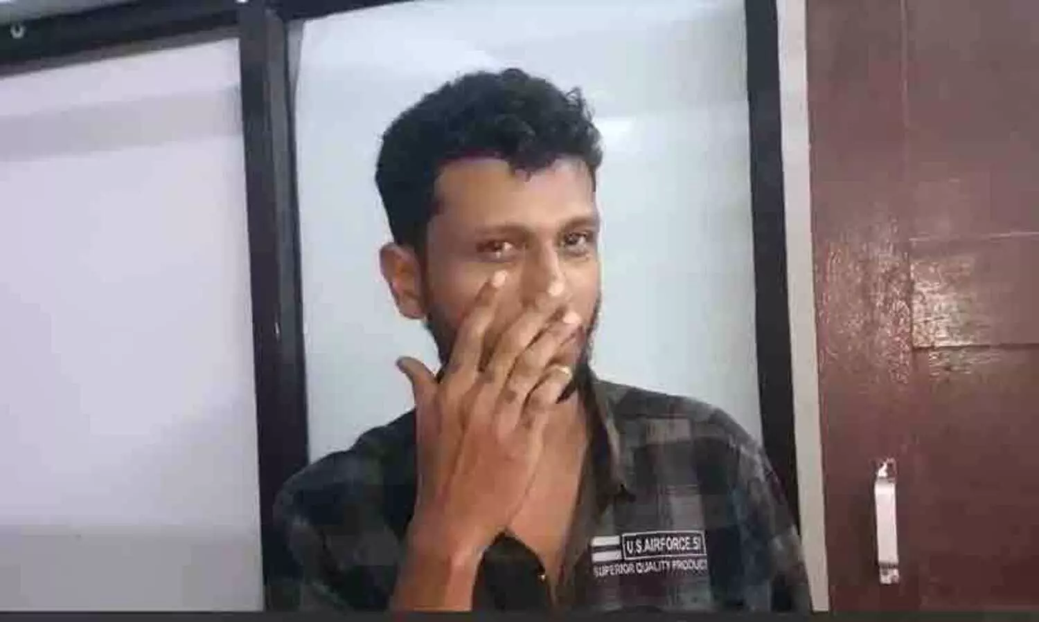 നാലു വയസുള്ള മകളുടെ കഴുത്തിൽ വടിവാൾ വെച്ച് വിഡിയോ കോൾ: യുവാവ് അറസ്റ്റിൽ