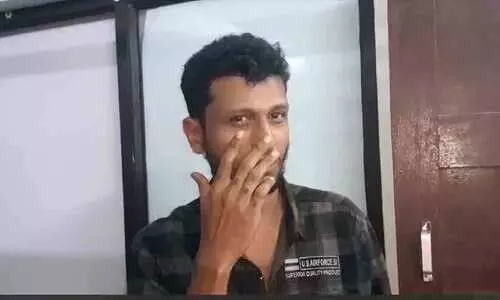 നാലു വയസുള്ള മകളുടെ കഴുത്തിൽ വടിവാൾ വെച്ച് വിഡിയോ കോൾ: യുവാവ് അറസ്റ്റിൽ നാലു വയസുള്ള മകളുടെ കഴുത്തിൽ വടിവാൾ വെച്ച് വിഡിയോ കോൾ: യുവാവ് അറസ്റ്റിൽ