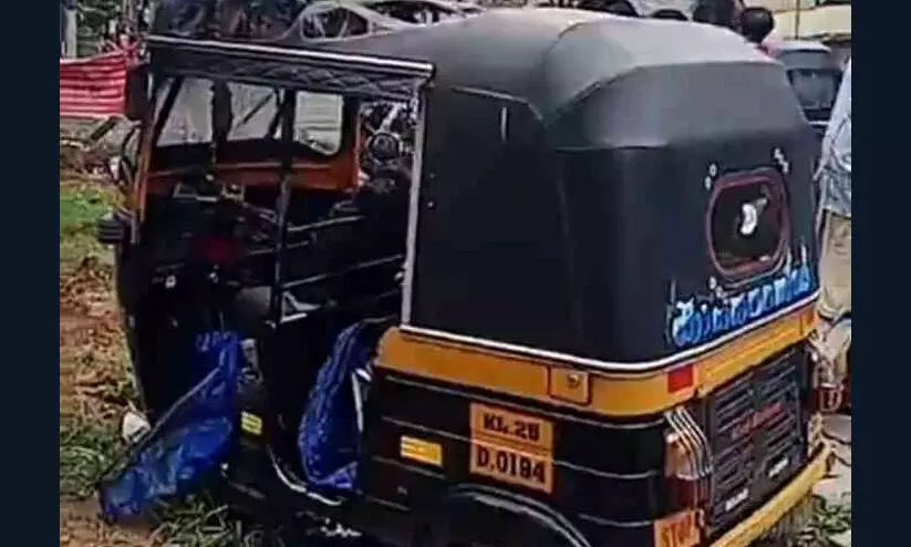 നടുറോഡിൽ ഓട്ടോറിക്ഷയിൽ തീകൊളുത്തി ഡ്രൈവറുടെ ആത്മഹത്യാശ്രമം