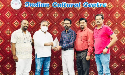 ഉ​പ​ഹാ​രം കൈ​മാ​റു​ന്നു