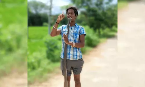 മൂർഖ​ന്‍റെ തല വായ്ക്കകത്തിട്ട് വിഡിയോ എടുക്കാൻ ശ്രമിച്ച 20കാരന് ദാരുണാന്ത്യം; വിഡിയോ വൈറലായി