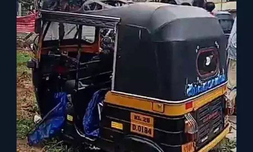 നടുറോഡിൽ ഓട്ടോറിക്ഷയിൽ തീകൊളുത്തി ഡ്രൈവറുടെ ആത്മഹത്യാശ്രമം