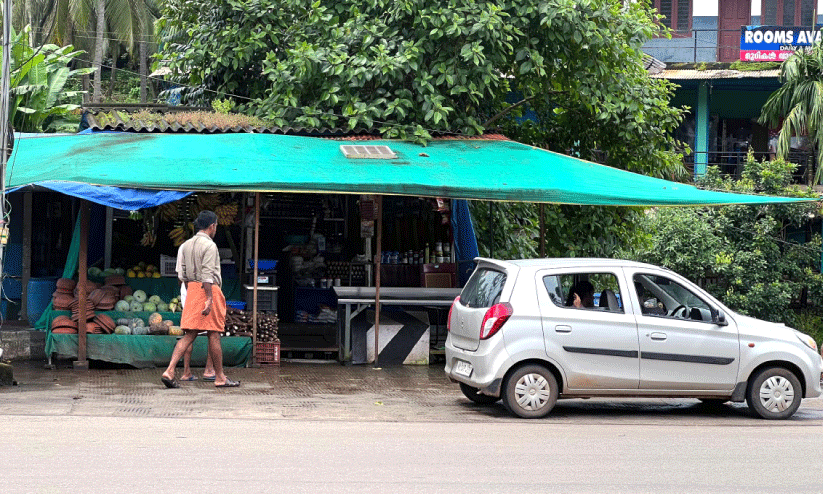 തോ​ട് കൈ​യേ​റി ക​ട; പൊ​ളി​ക്കാ​ൻ കോ​ട​തി ഉ​ത്ത​ര​വ്