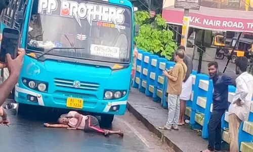 മാഹിയിൽ കുടിച്ച് പൂസായി നടുറോഡിൽ മധ്യവയസ്കന്‍റെ വിള‍യാട്ടം
