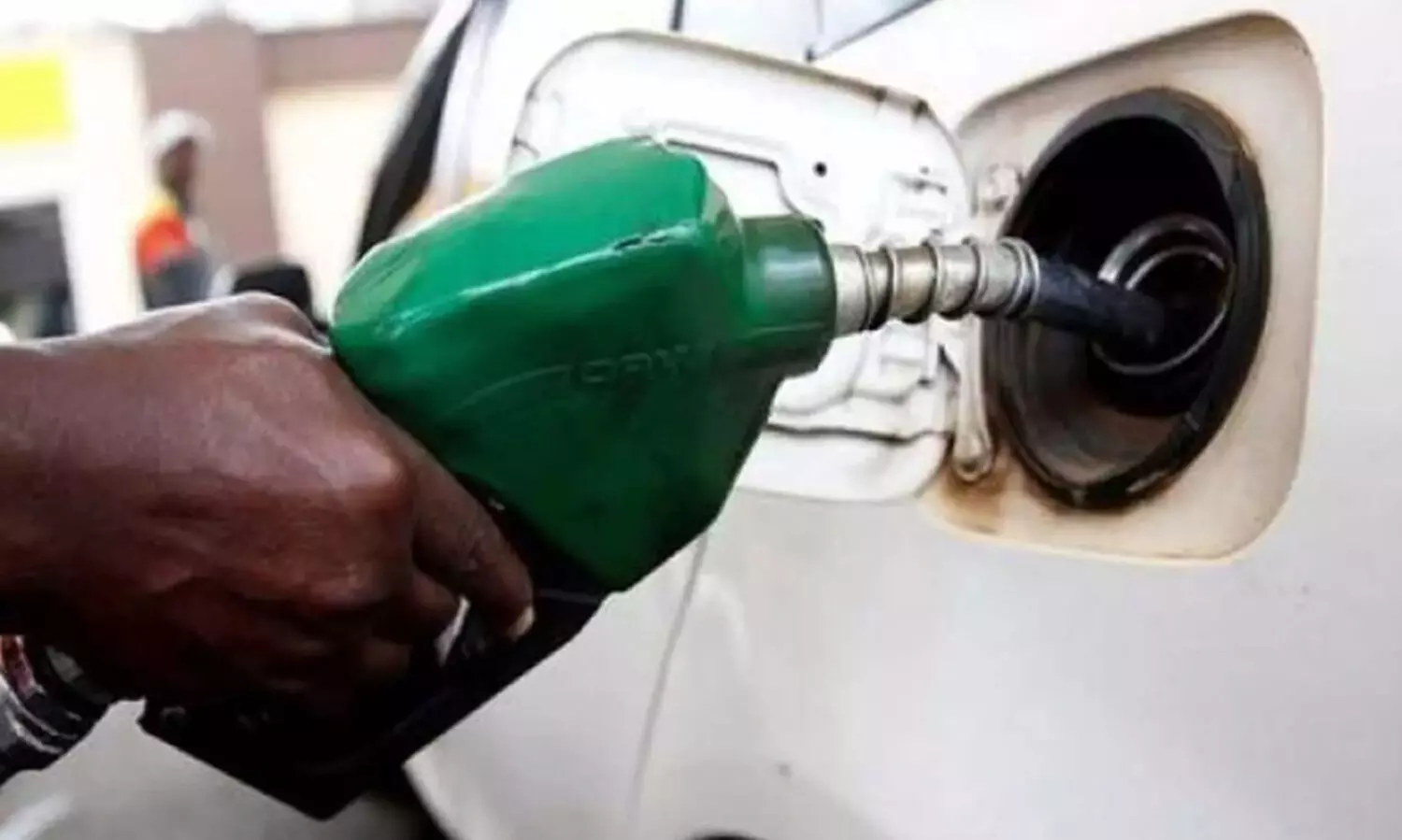 അളവ് കുറച്ച് ഇന്ധന വെട്ടിപ്പ് വ്യാപകം; സംസ്ഥാനത്ത് ക്രമക്കേട് കണ്ടെത്തിയത് 50 പമ്പുകളിൽ