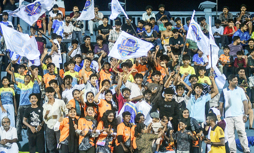 മഞ്ചേരി പയ്യനാട് സ്റ്റേഡിയത്തിൽ തൃശൂർ മാജിക് എഫ്.സിയും കണ്ണൂർ വാരിയേഴ്സ് എഫ്.സിയും തമ്മിൽ നടന്ന മത്സരം കാണാനെത്തിയ കാണികളുടെ ആവേശം മഞ്ചേരി പയ്യനാട് സ്റ്റേഡിയത്തിൽ തൃശൂർ മാജിക് എഫ്.സിയും കണ്ണൂർ വാരിയേഴ്സ് എഫ്.സിയും തമ്മിൽ നടന്ന മത്സരം കാണാനെത്തിയ കാണികളുടെ ആവേശം