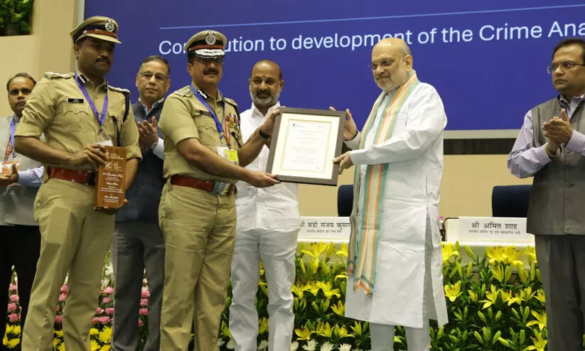 ഓൺലൈൻ അതിക്രമം തടയൽ: സംസ്ഥാന പൊലീസ് മേധാവി പുരസ്കാരം ഏറ്റുവാങ്ങി ഓൺലൈൻ അതിക്രമം തടയൽ: സംസ്ഥാന പൊലീസ് മേധാവി പുരസ്കാരം ഏറ്റുവാങ്ങി