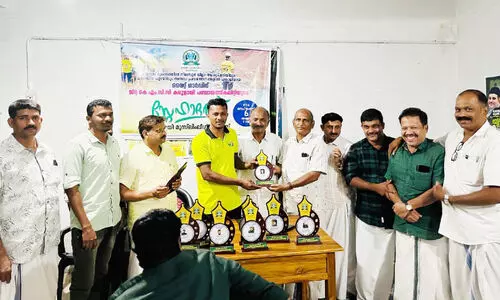 ഉ​പ​ഹാ​രം കൈ​മാ​റു​ന്നു