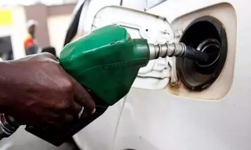 അളവ് കുറച്ച് ഇന്ധന വെട്ടിപ്പ് വ്യാപകം; സംസ്ഥാനത്ത് ക്രമക്കേട് കണ്ടെത്തിയത് 50 പമ്പുകളിൽ