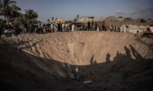 ദുർബലമായ ടെന്‍റുകൾക്കുമേൽ കൊണ്ടിട്ടത്   കൂറ്റൻ കെട്ടിടങ്ങൾ തകർക്കുന്ന മിസൈലുകൾ