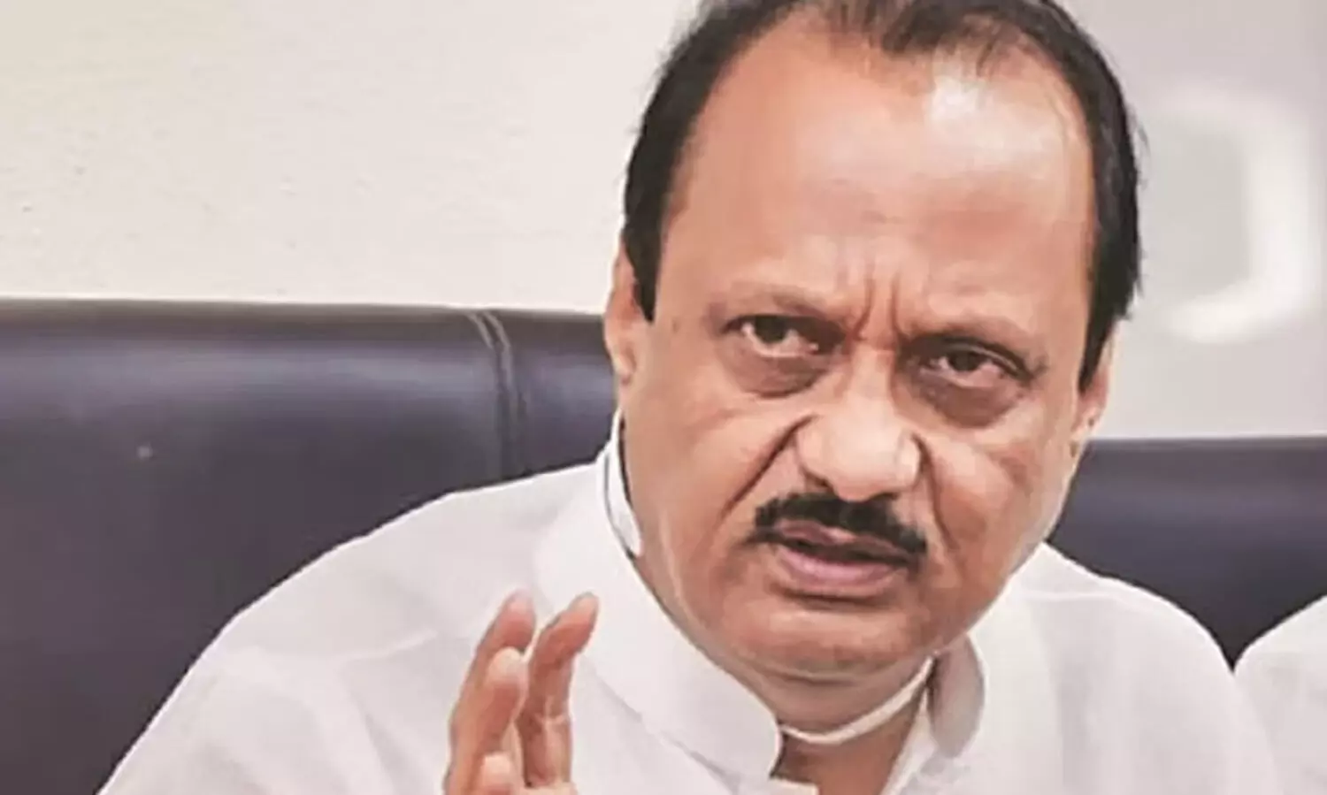 അജിത് പവാറിന്റെ കട്ടൗട്ട് കറുത്ത തുണികൊണ്ട് മറച്ച് ശിവസേന ഷിണ്ഡെ വിഭാഗം; മഹായുതി സഖ്യത്തിൽ വീണ്ടും വിള്ളൽ