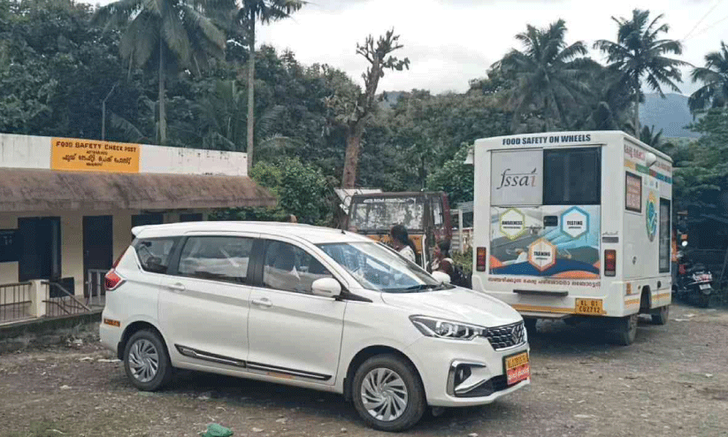 ഓ​ണ​ക്കാ​ലം:  ആര്യങ്കാവിൽ പാലും പച്ചക്കറിയും പരിശോധിക്കുന്നു