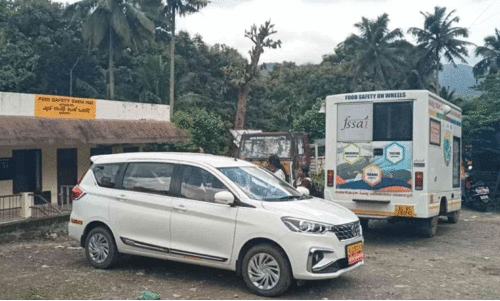 ഓ​ണ​ക്കാ​ലം:  ആര്യങ്കാവിൽ പാലും പച്ചക്കറിയും പരിശോധിക്കുന്നു