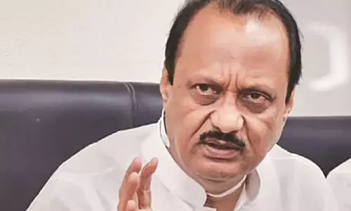 അജിത് പവാറിന്റെ കട്ടൗട്ട് കറുത്ത തുണികൊണ്ട് മറച്ച് ശിവസേന ഷിണ്ഡെ വിഭാഗം; മഹായുതി സഖ്യത്തിൽ വീണ്ടും വിള്ളൽ