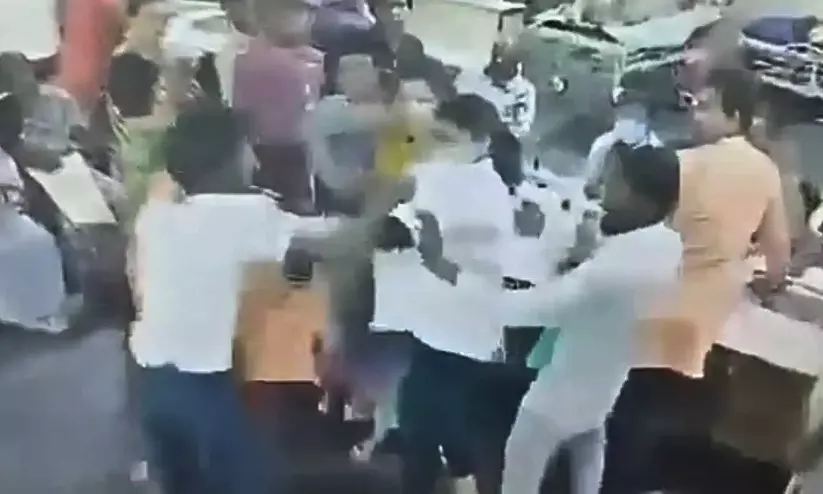 ഹൈദരാബാദിൽ വനിത ഡോക്ടർക്ക് നേരെ ആക്രമണം; സി.സി.ടി.വി ദൃശ്യങ്ങൾ പുറത്ത് ഹൈദരാബാദിൽ വനിത ഡോക്ടർക്ക് നേരെ ആക്രമണം; സി.സി.ടി.വി ദൃശ്യങ്ങൾ പുറത്ത്