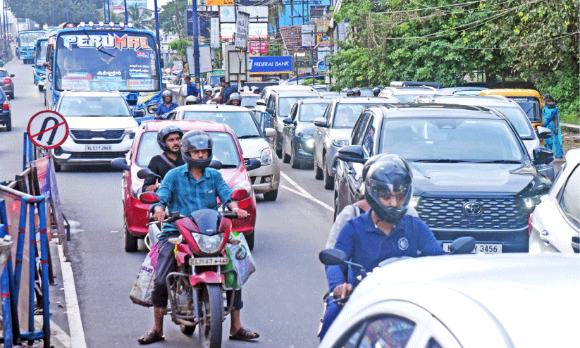 ഒരു രക്ഷയുമില്ല... കുരുക്കിലമർന്ന് മെഡി.കോളജ് റോഡ് ഒരു രക്ഷയുമില്ല... കുരുക്കിലമർന്ന് മെഡി.കോളജ് റോഡ്