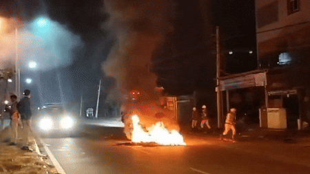 കർണാടകയിലെ മാണ്ഡ്യയിൽ ഗണേശചതുർഥി ആഘോഷത്തിനിടെ സംഘർഷം; കടകൾക്കും വാഹനങ്ങൾക്കും തീവെച്ചു കർണാടകയിലെ മാണ്ഡ്യയിൽ ഗണേശചതുർഥി ആഘോഷത്തിനിടെ സംഘർഷം; കടകൾക്കും വാഹനങ്ങൾക്കും തീവെച്ചു