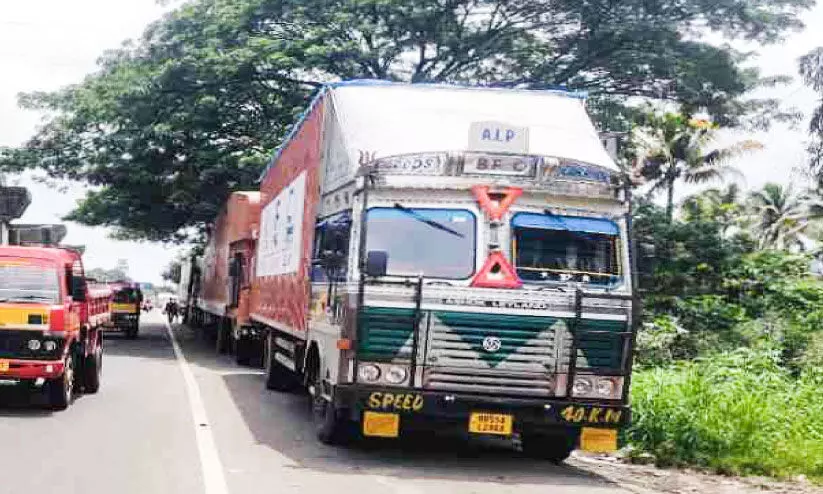 അപകടക്കുരുക്കായി ദേശീയപാതയിലെ അനധികൃത ലോറി പാർക്കിങ് അപകടക്കുരുക്കായി ദേശീയപാതയിലെ അനധികൃത ലോറി പാർക്കിങ്