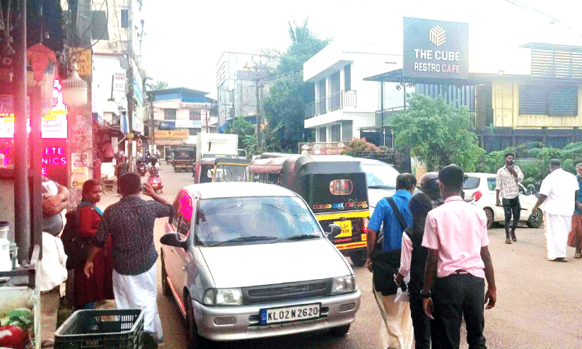 ഓണ വിപണി സജീവം; ഗതാഗത കുരുക്കിൽ കുരുങ്ങി ജനം