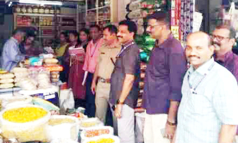വാണിജ്യ സ്ഥാപനങ്ങളിൽ പ്രത്യേക സംഘത്തിന്റെ പരിശോധന വാണിജ്യ സ്ഥാപനങ്ങളിൽ പ്രത്യേക സംഘത്തിന്റെ പരിശോധന