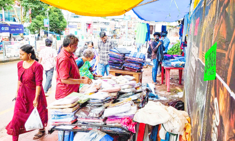 വിപണിയിൽ ഓണത്തിരക്ക്, മഴ തെരുവ് കച്ചവടത്തിന്​ ഭീഷണി