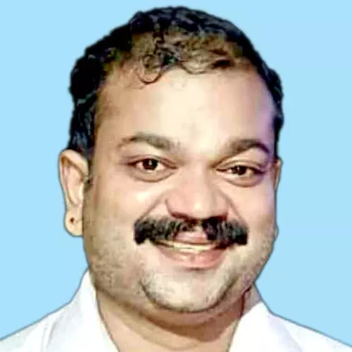 ബൈ​ക്ക​പ​ക​ട​ത്തി​ല്‍ യു​വാ​വ് മ​രി​ച്ചു