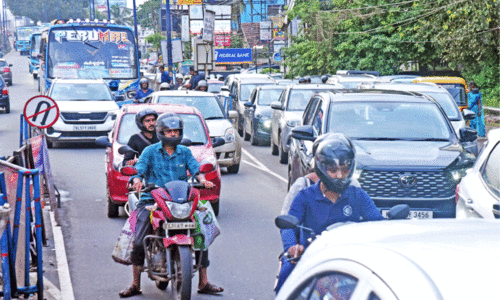 ഒരു രക്ഷയുമില്ല... കുരുക്കിലമർന്ന് മെഡി.കോളജ് റോഡ് ഒരു രക്ഷയുമില്ല... കുരുക്കിലമർന്ന് മെഡി.കോളജ് റോഡ്