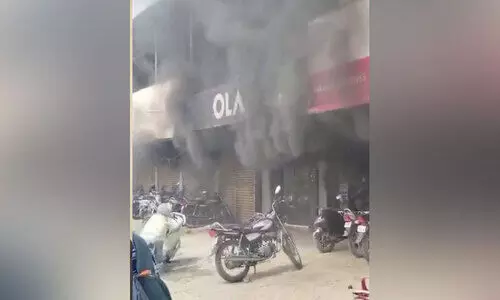 ത​ക​രാ​ർ പ​രി​ഹ​രി​ച്ചു ന​ൽ​കി​യി​ല്ല; സ്കൂ​ട്ട​ർ ഷോ​റൂ​മി​ന് തീ​യി​ട്ട് യു​വാ​വ്