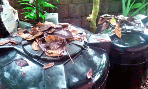 കു​ടി​വെ​ള്ള ടാ​ങ്കി​ലേ​ക്ക് ച​പ്പു​ച​വ​റു​ക​ൾ ത​ള്ളു​ന്ന​താ​യി പ​രാ​തി