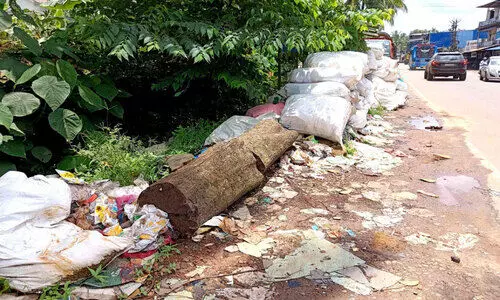 കൊ​ണ്ടോ​ട്ടി കു​റു​പ്പ​ത്ത് പൊ​തു നി​ര​ത്തു​വ​ക്കി​ല്‍ മാ​ലി​ന്യം ത​ള്ള​ൽ തു​ട​രു​ന്നു